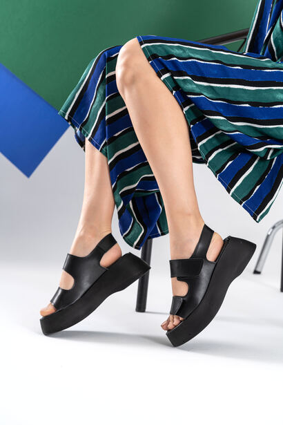 Eligia Siyah Dolgu Taban Cırtlı Sandalet
